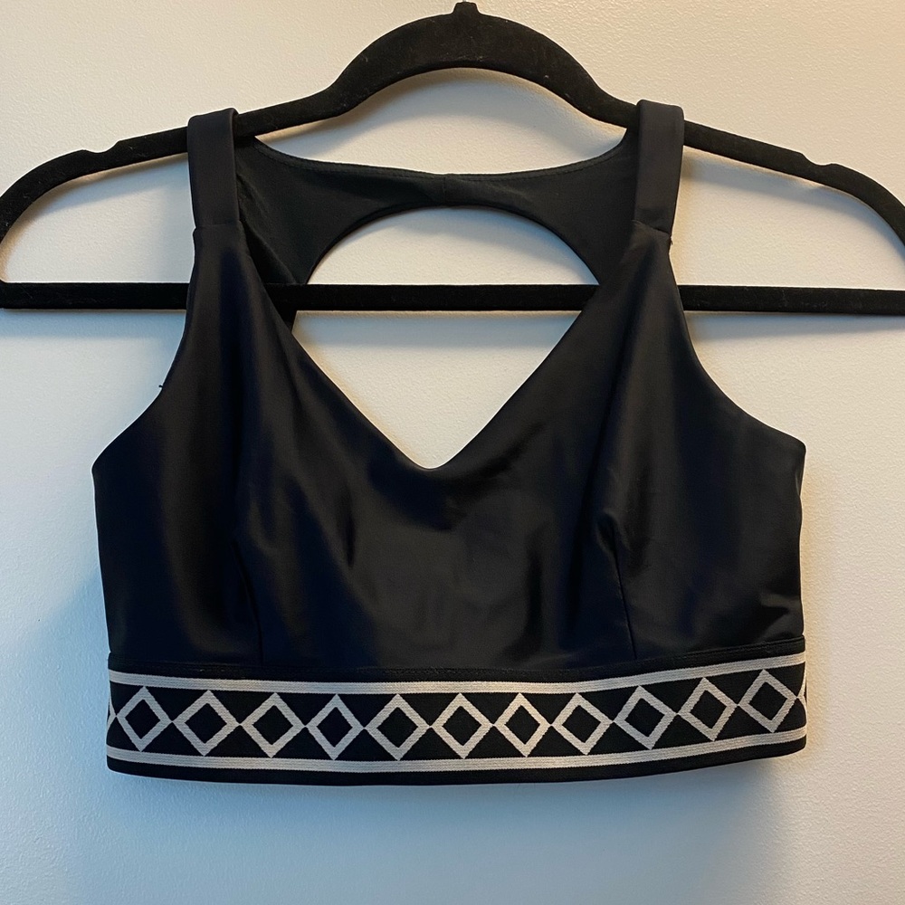 Onzie Flow Sports Bra Black size S/M NWOT